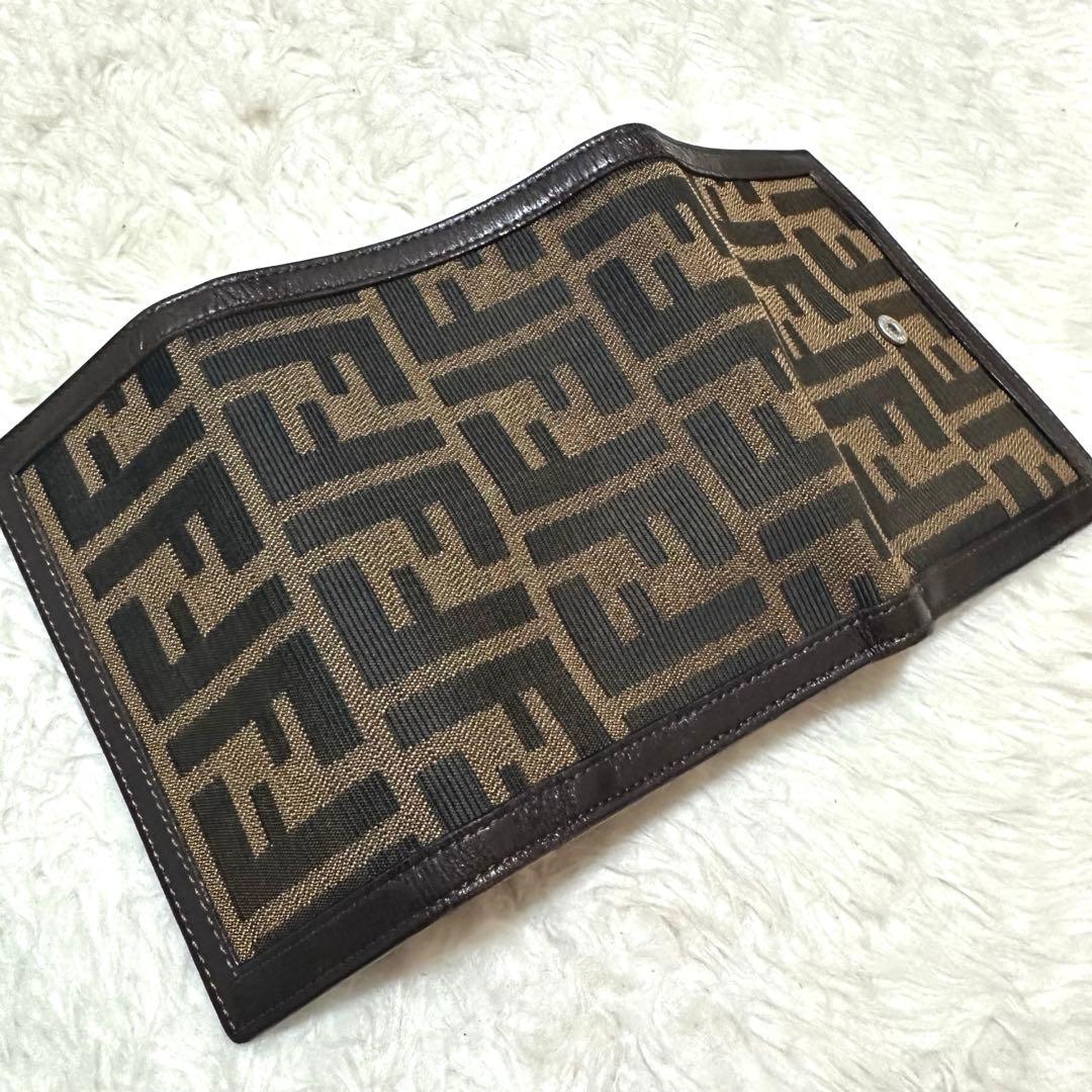 FENDI✨フェンディ　三つ折り財布 ズッカ　ロゴ入り　ユニセックス　ブラウン
