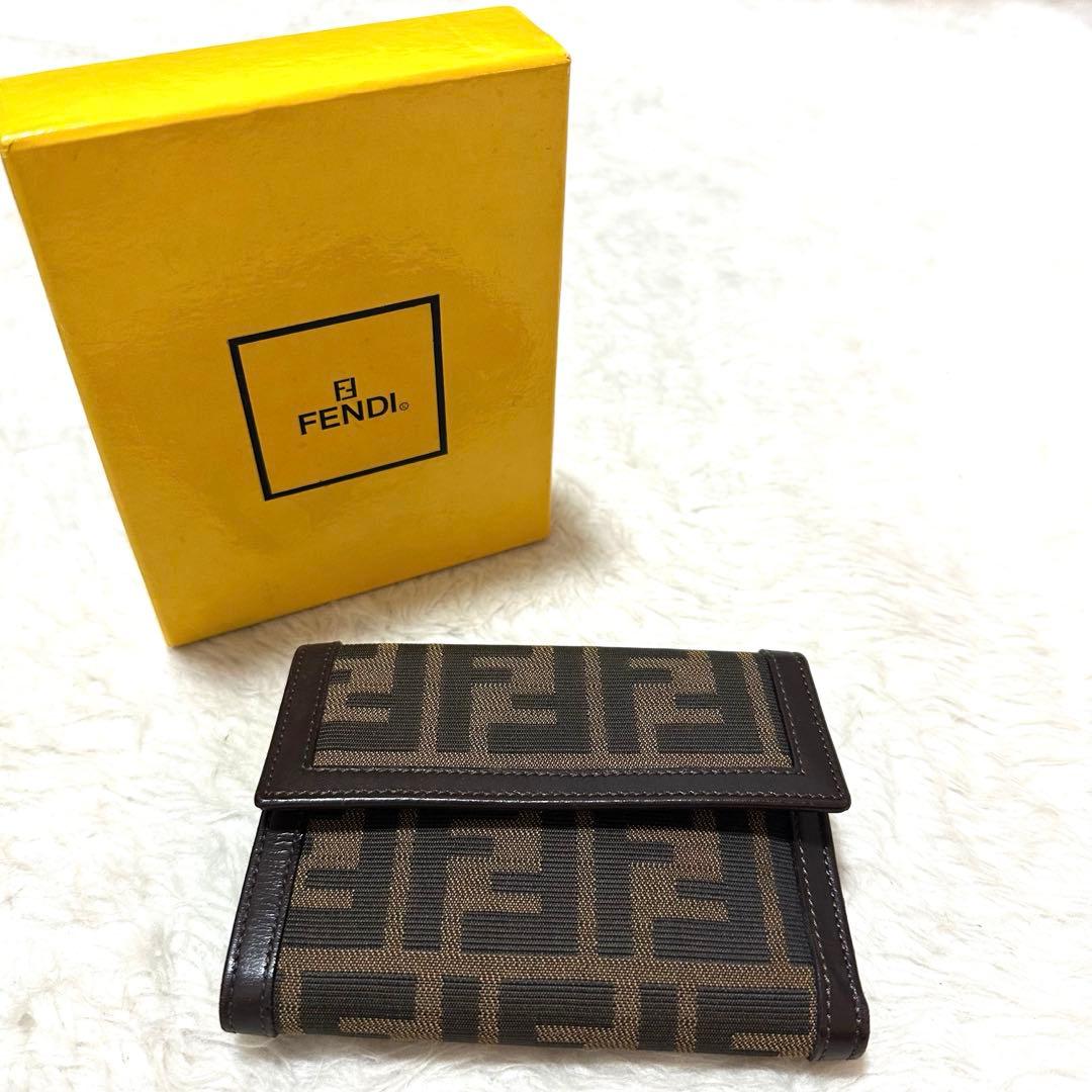 FENDI✨フェンディ　三つ折り財布 ズッカ　ロゴ入り　ユニセックス　ブラウン