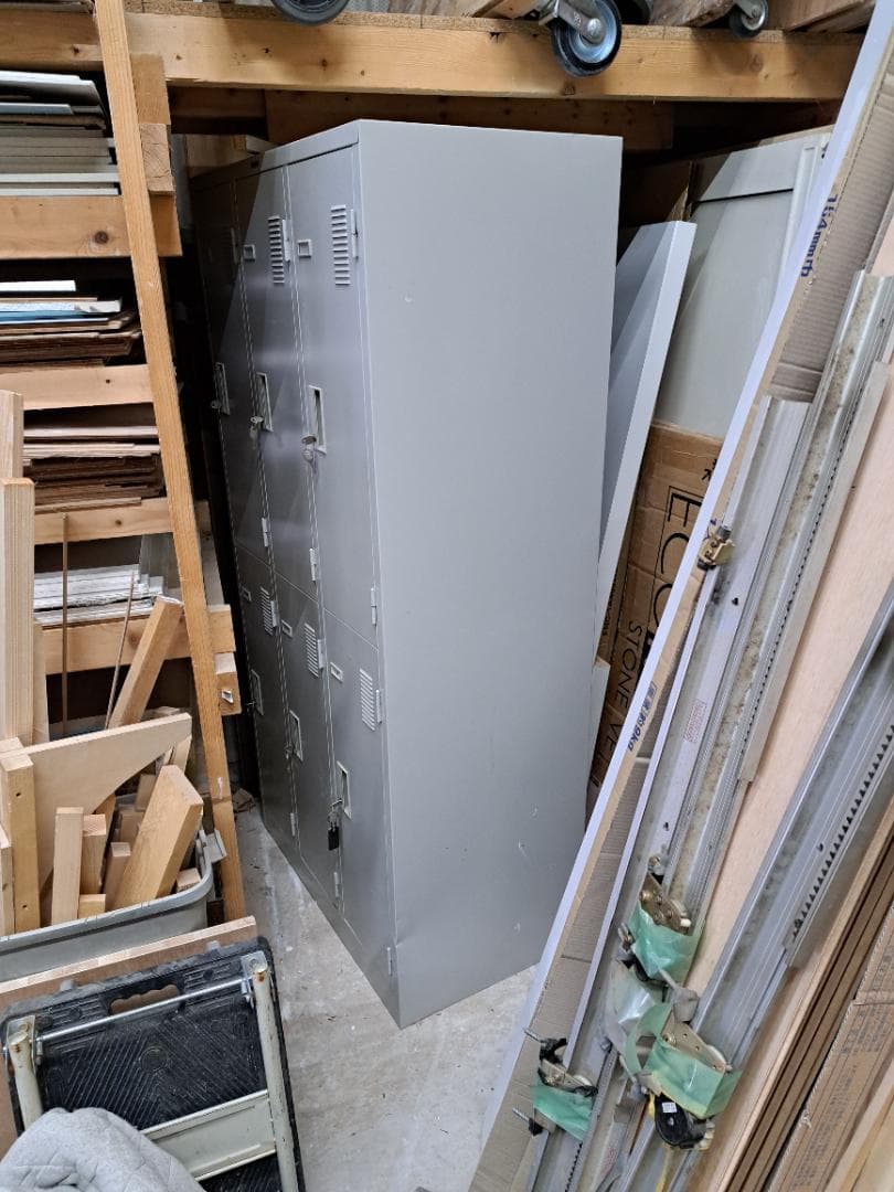 グレーロッカー 幅90cm 高さ180cm奥行51cm　鍵付き