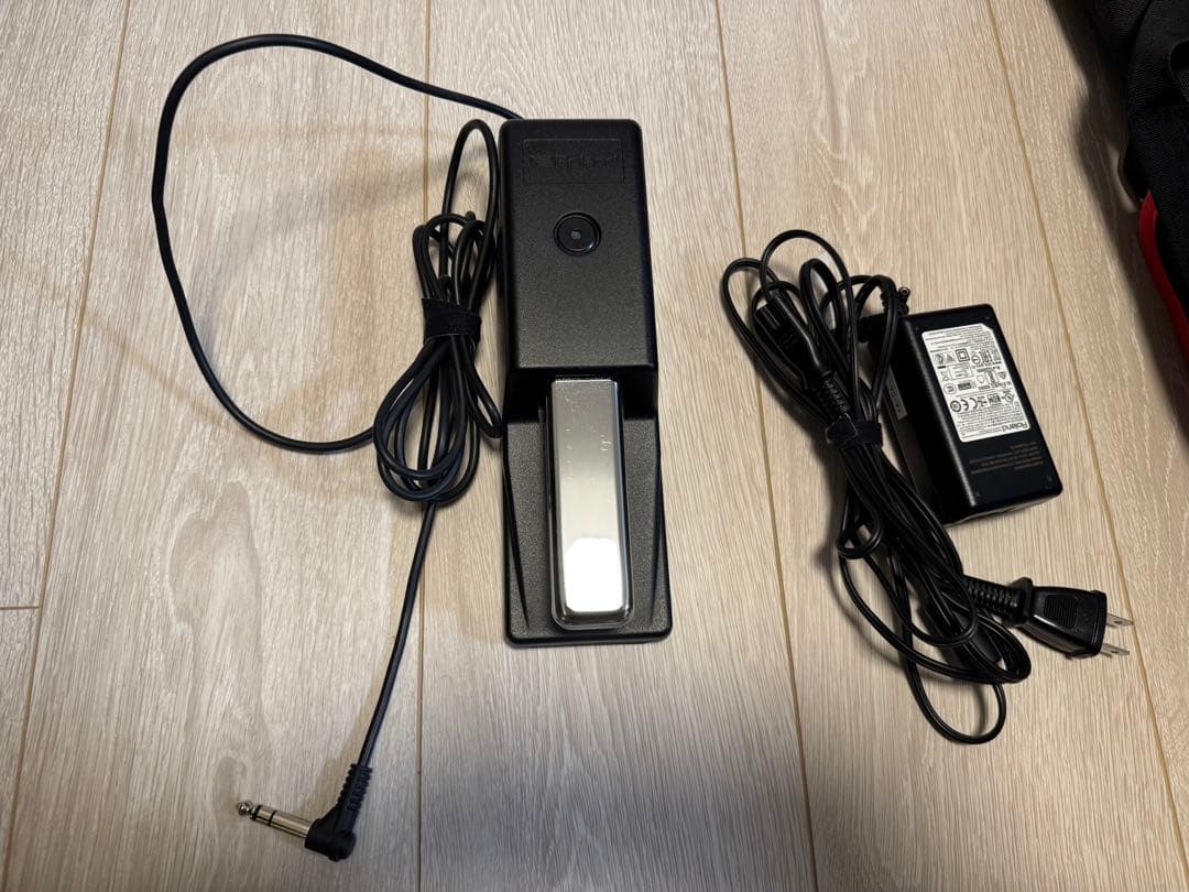 Roland FA-06 シンセサイザー ケースとダンパーペダルDP-10付き