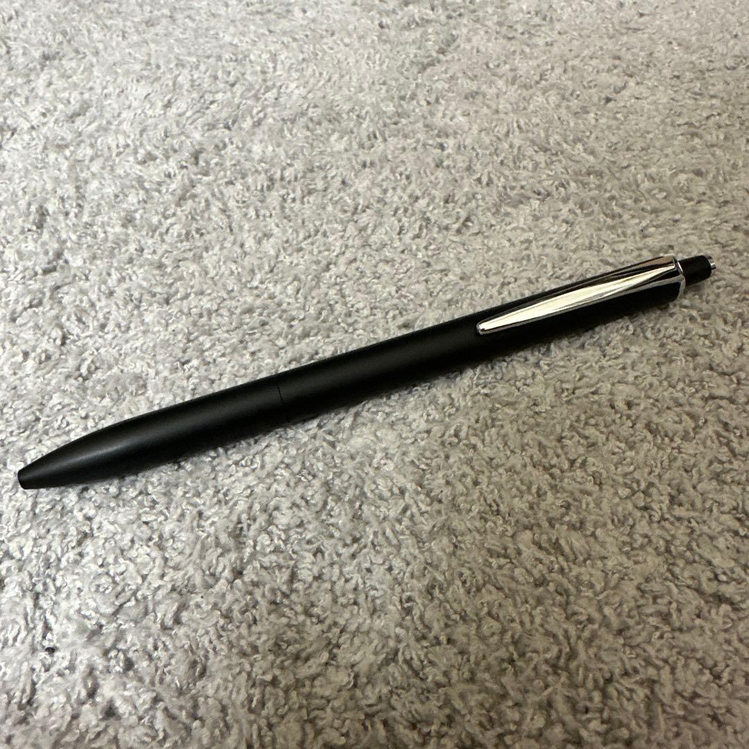 筆箱とシャーペン、ボールペン