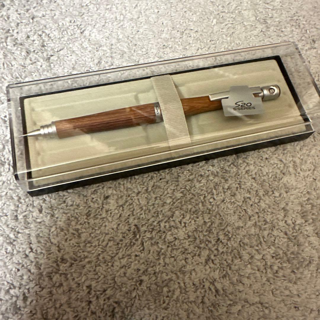 筆箱とシャーペン、ボールペン