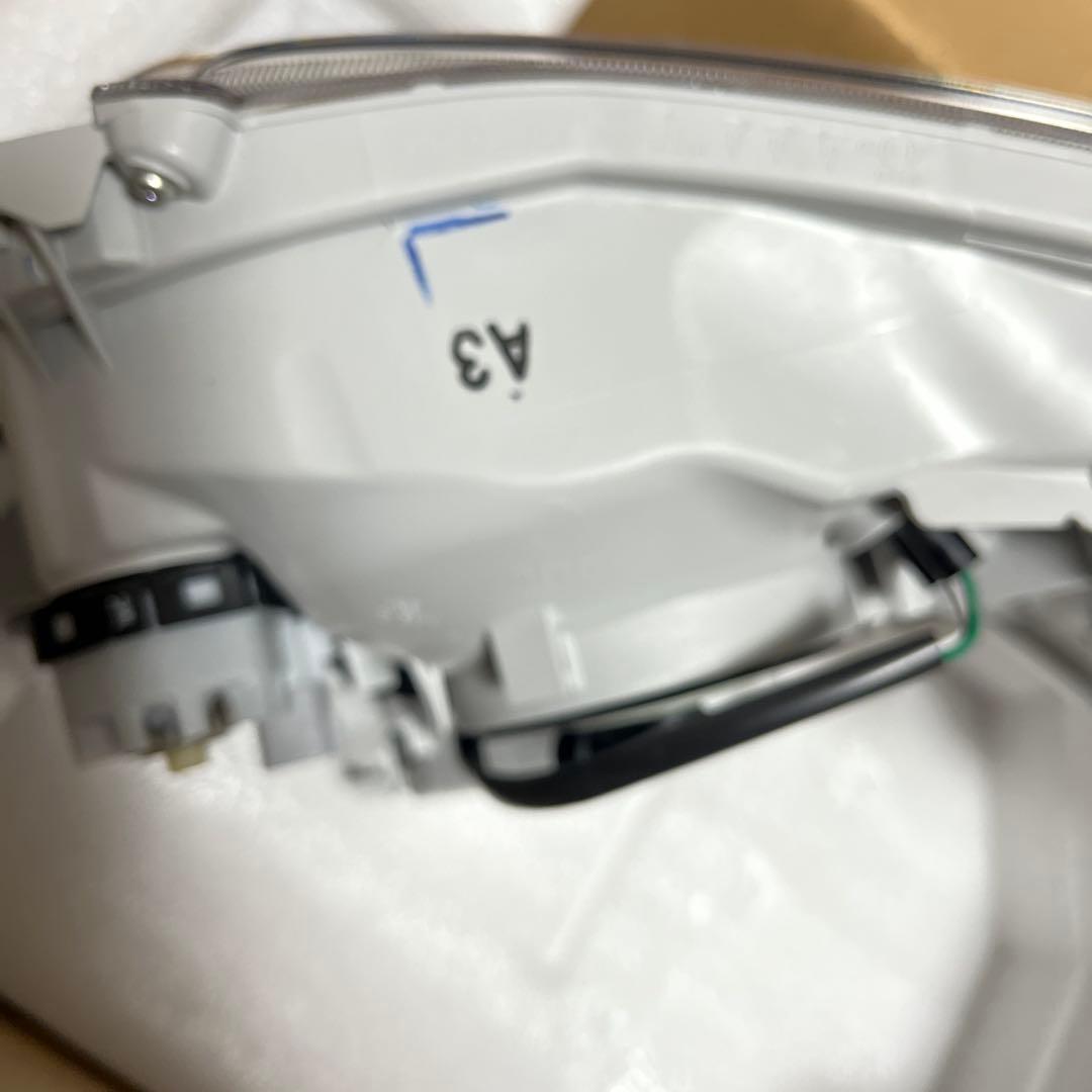 「新車外し」　ハイエース　ダークプライムII 純正ヘッドライト左右セット