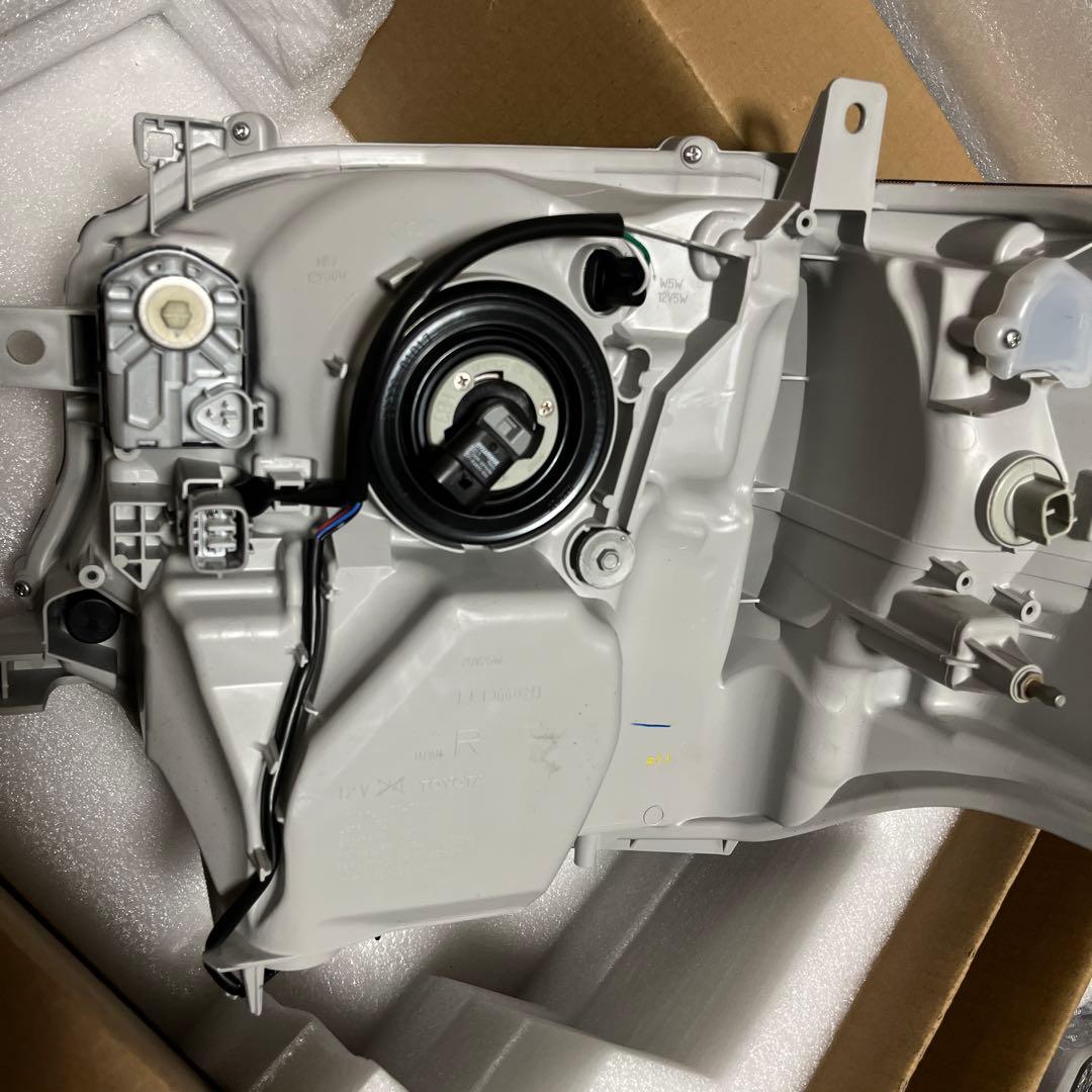 「新車外し」　ハイエース　ダークプライムII 純正ヘッドライト左右セット