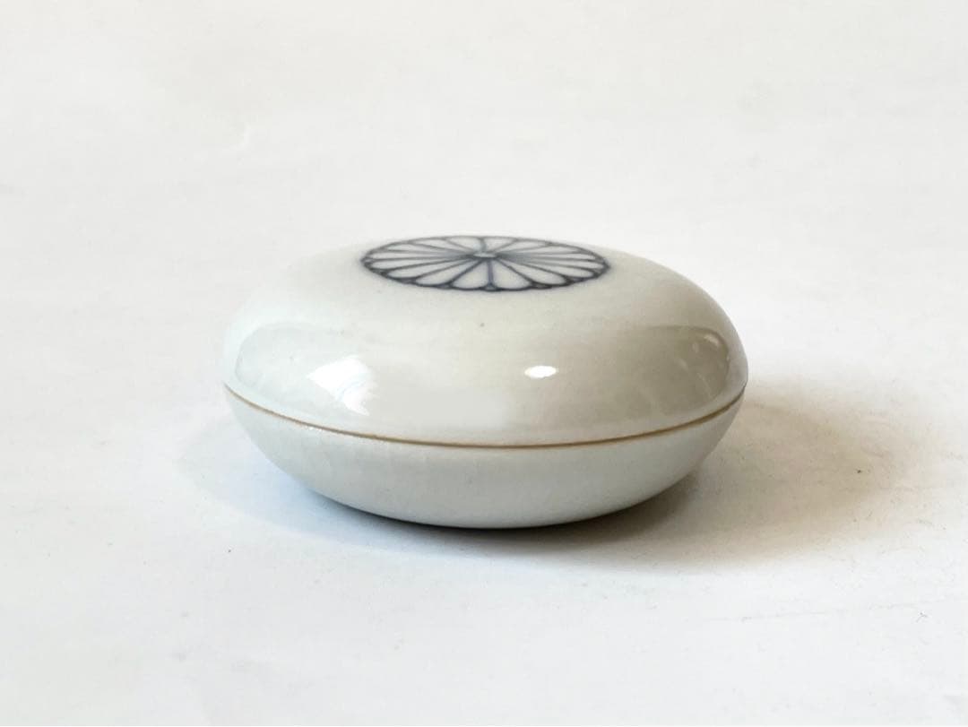 骨董　アンティーク　陶芸家　井上良斎　染付菊御紋　香合　白磁　共箱　茶道具