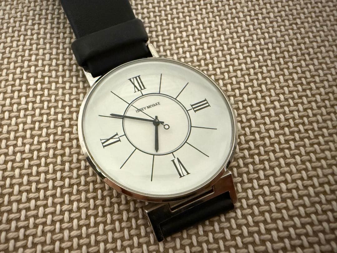 ISSEY MIYAKE アナログ腕時計 ホワイト/ブラック 和田智