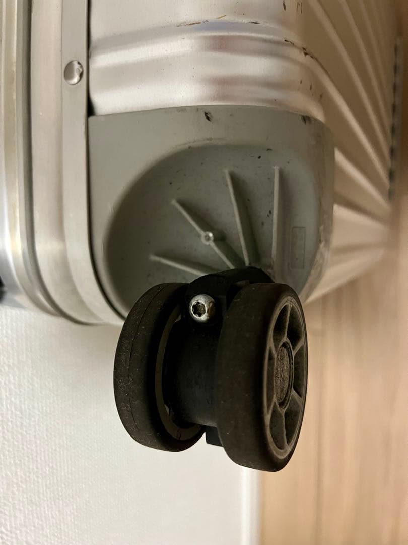 リモワ RIMOWA トパーズ キャビン マルチホイール 32L 4輪 シルバー