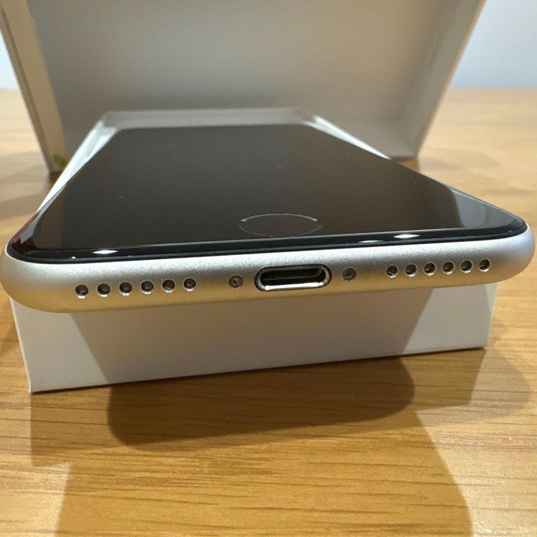 【ゆか】iPhoneSE3 ホワイト　128GB SIMフリー