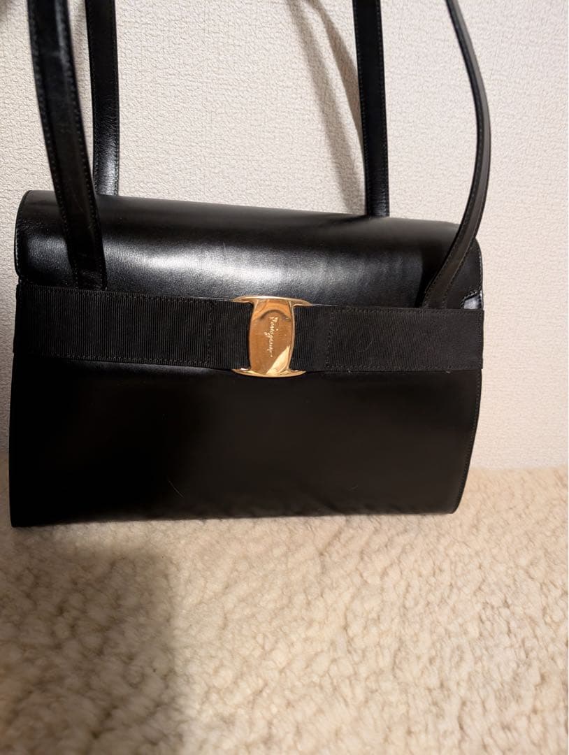 【最終値下】サルヴァトーレフェラガモ　ヴァラリボン　バッグ　レザー黒　フォーマル