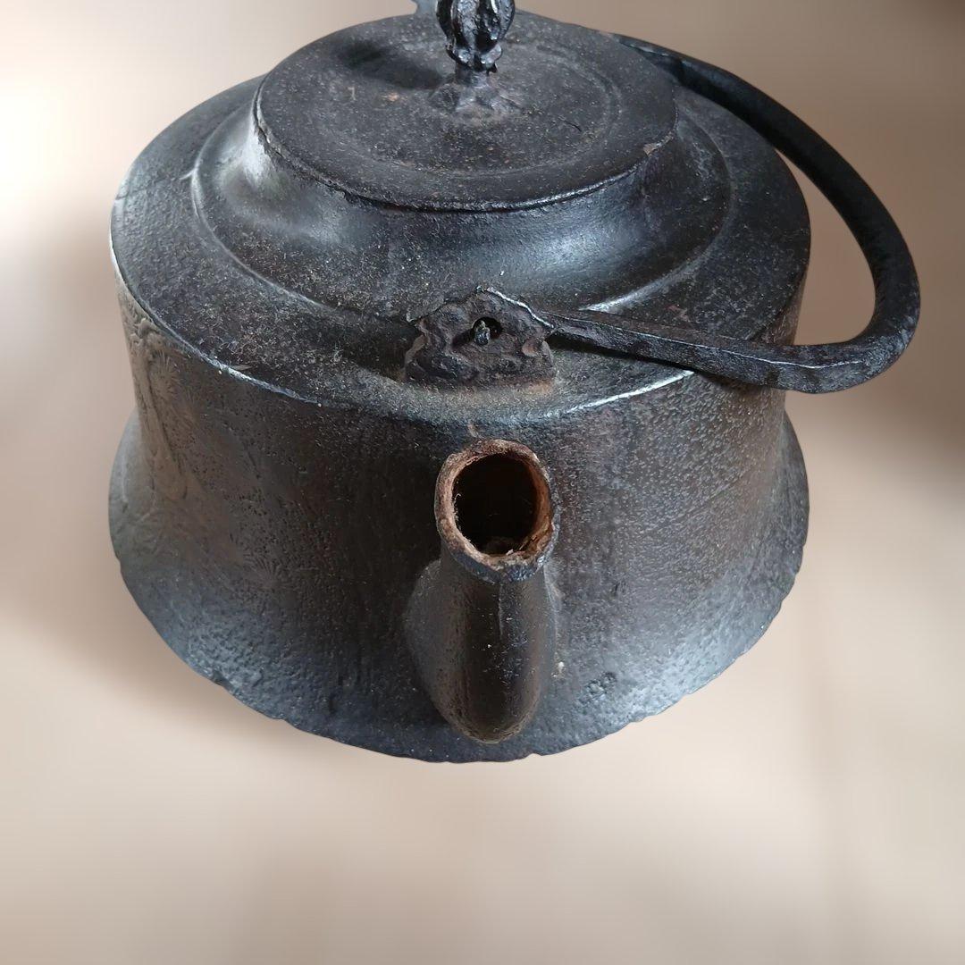 超年代物　鉄製 黒い急須 彫刻模様
