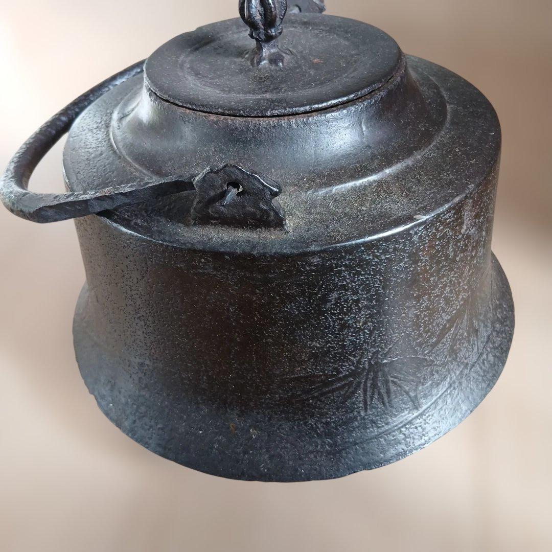 超年代物　鉄製 黒い急須 彫刻模様