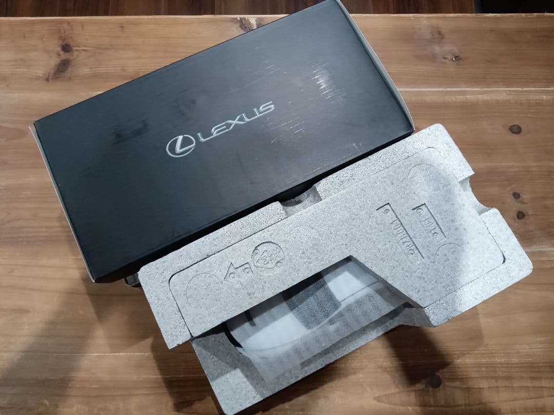 1/18 レクサス　LEXUS RC F　ディーラー品　 ミニカー　ホワイト