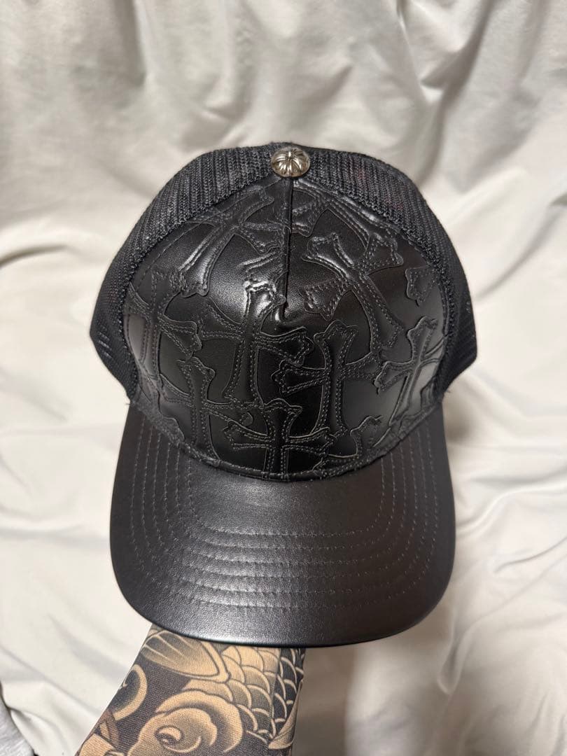 クロムハーツ セメタリークロス レザー ステッチ トラッカーキャップ