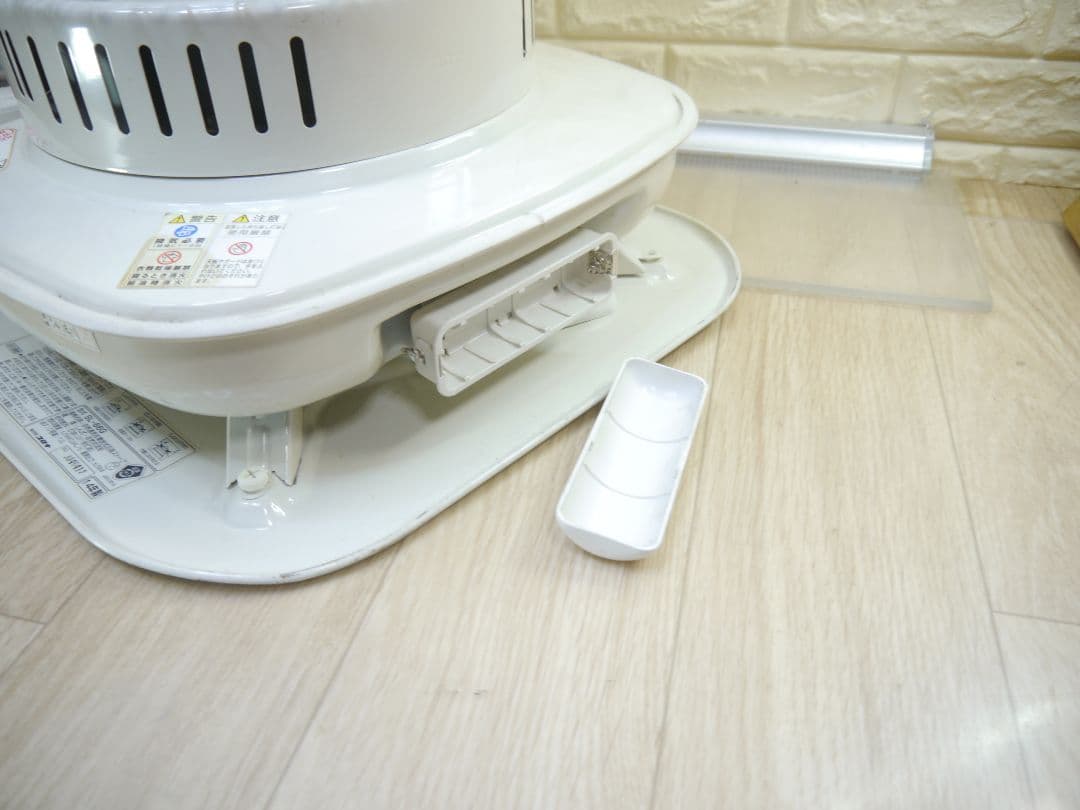 送料無料です。2014年　コロナ　ホワイト　石油ストーブ 円筒形