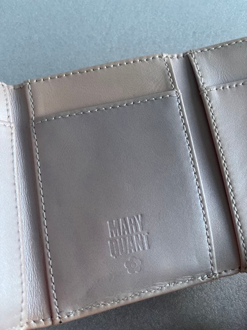 MARY QUANT マリークワント エンボスデイジーパール ミニウォレット