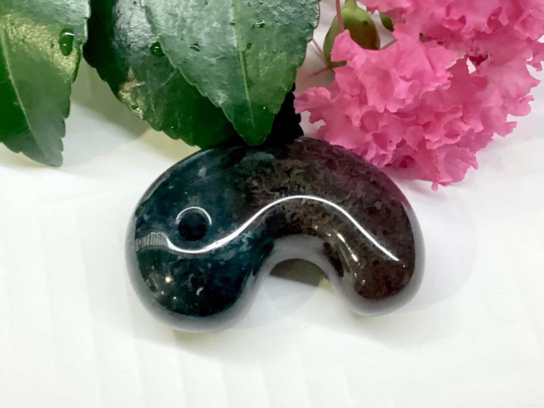 ✳出雲勾玉　1万個に1個しか無いレア勾玉‼️花仙山瑪瑙*芯部位の超極上色彩　鑑別書