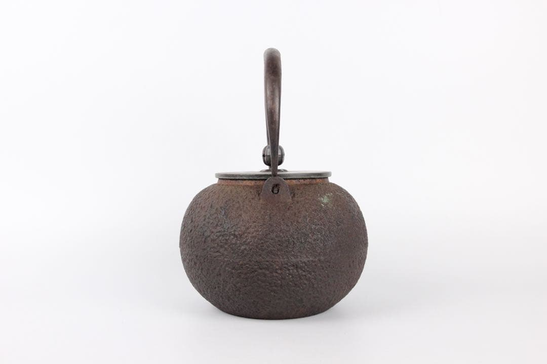 龍文堂造 鉄瓶 日丸形 銀摘 茶道具 約1200ml　岩肌 EL11-26