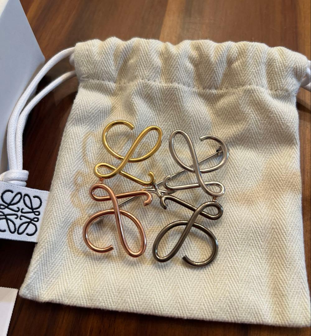 LOEWE アナグラム　ブローチ