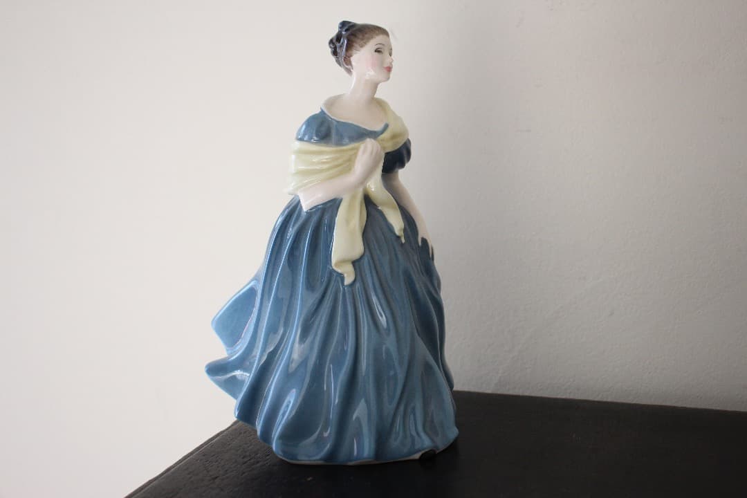 ロイヤルドルトン　フィギュリン　陶器人形　アドリアン