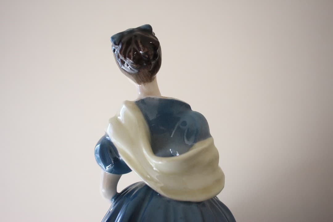 ロイヤルドルトン　フィギュリン　陶器人形　アドリアン