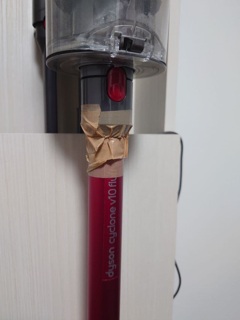掃除機ダイソンV10 木製スタンド、アタッチメント付き