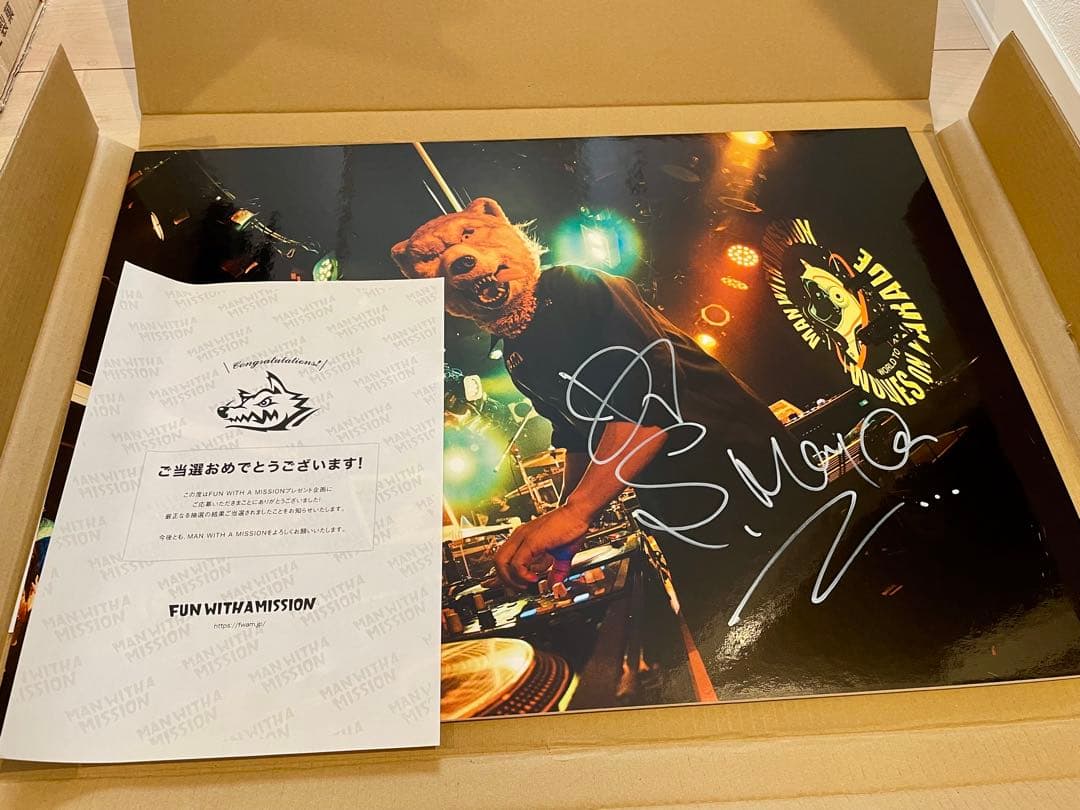 MAN WITH A MISSION 直筆サイン入りパネル　DJサンタモニカ