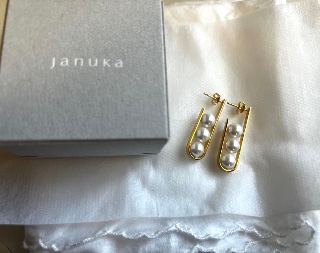 【試着のみ】januka×TOMORROWLAND 3シェルパールピアス　ヤヌカ