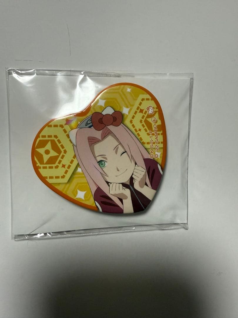 NARUTO サンリオコラボ　ハート型ホロバッジ　サクラ
