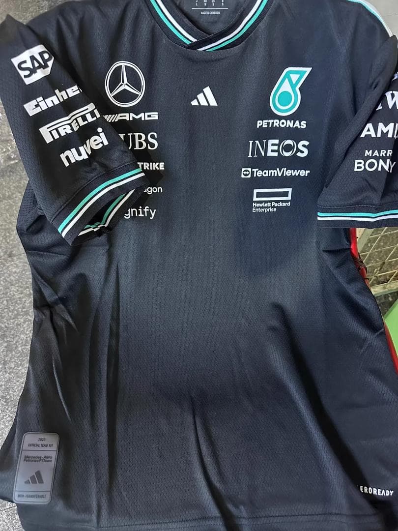 2025 年メルセデス - AMG ペトロナス F1 チーム T シャツ