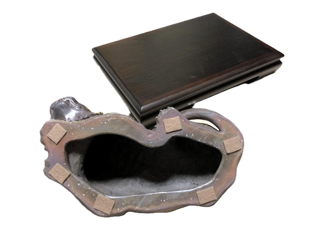 【 備前焼伏虎置物 】　鈴木黄弌造　陶印　黒檀木台付