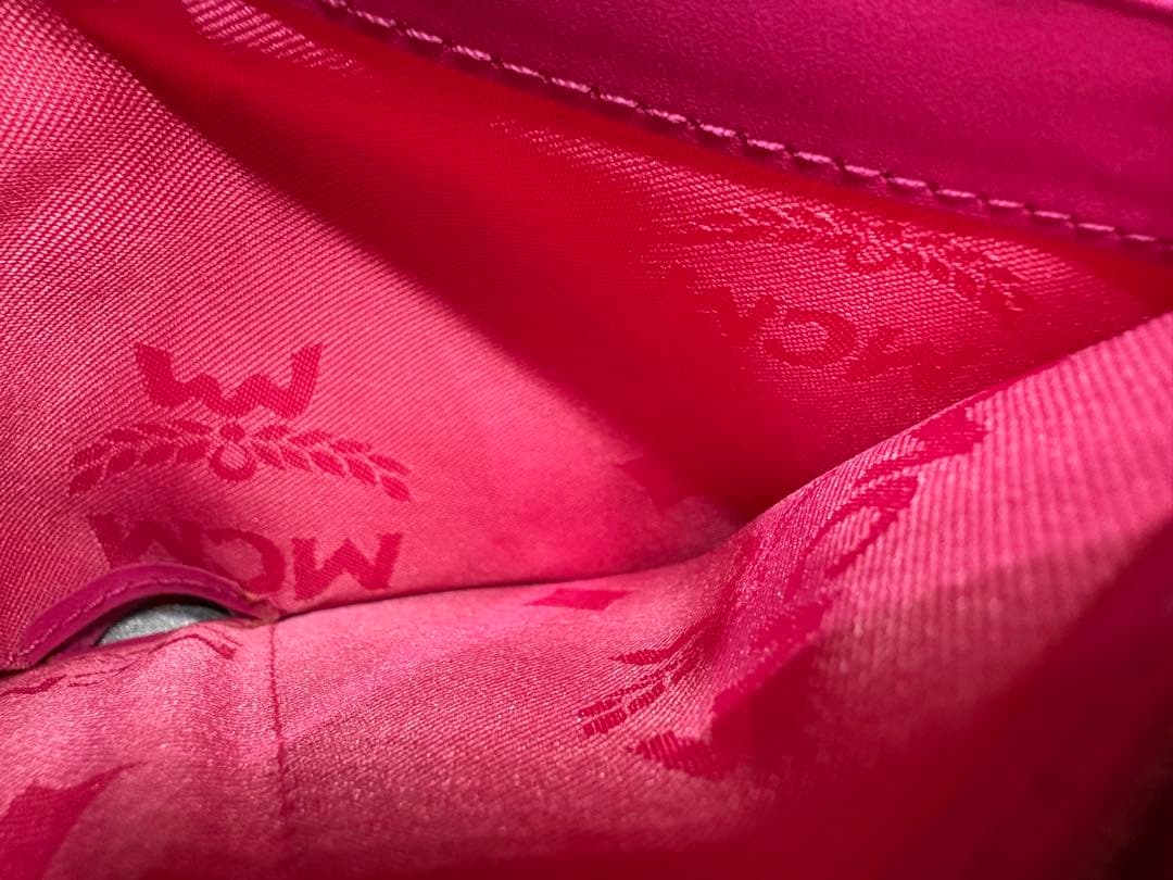 【新品】MCM ピンク ゴールドロゴ金具 三つ折り財布