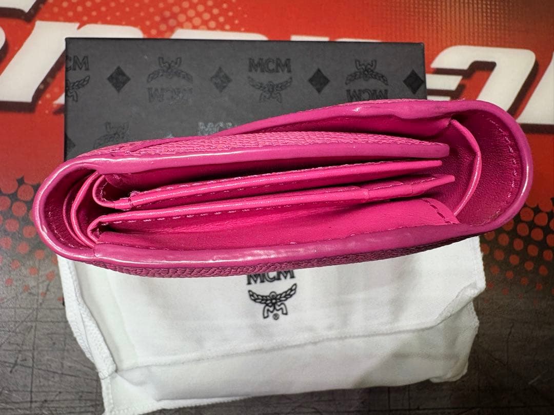 【新品】MCM ピンク ゴールドロゴ金具 三つ折り財布