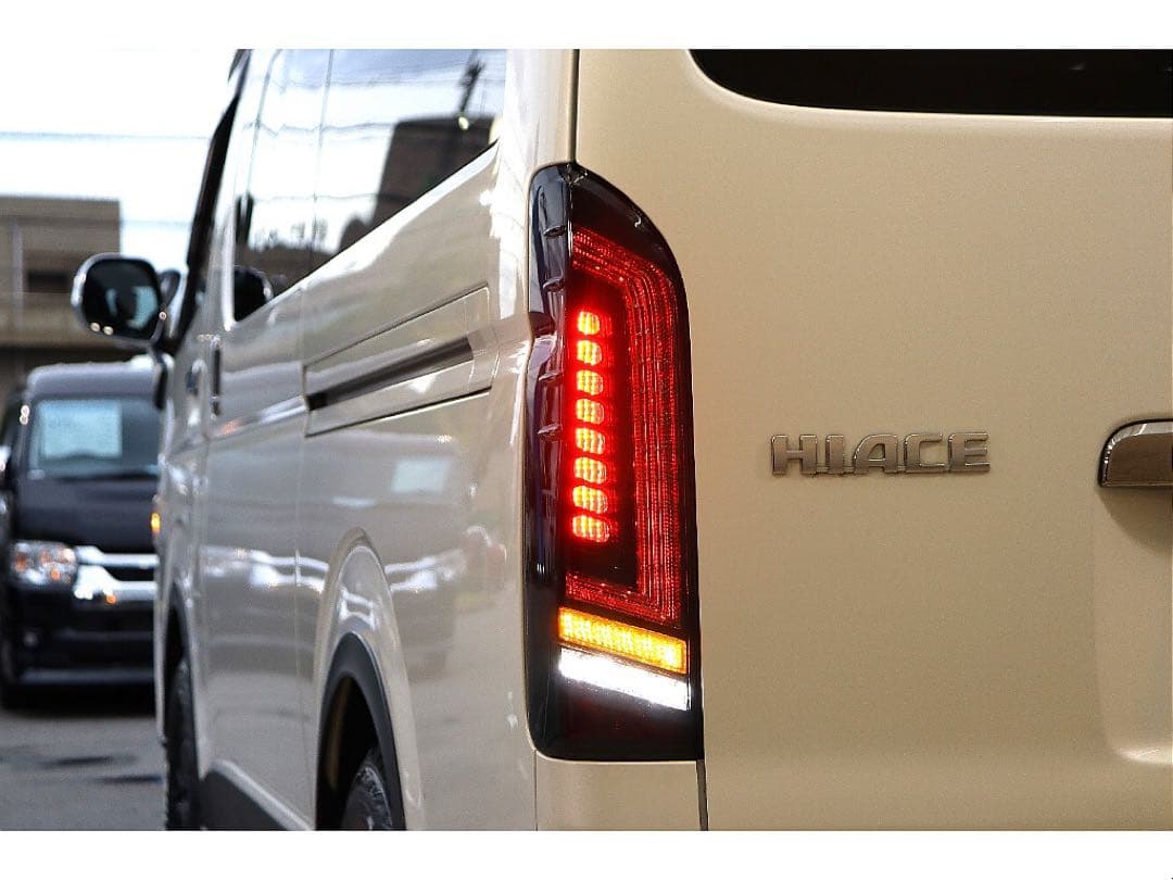 ハイエース LEDテールライト スモークレンズ