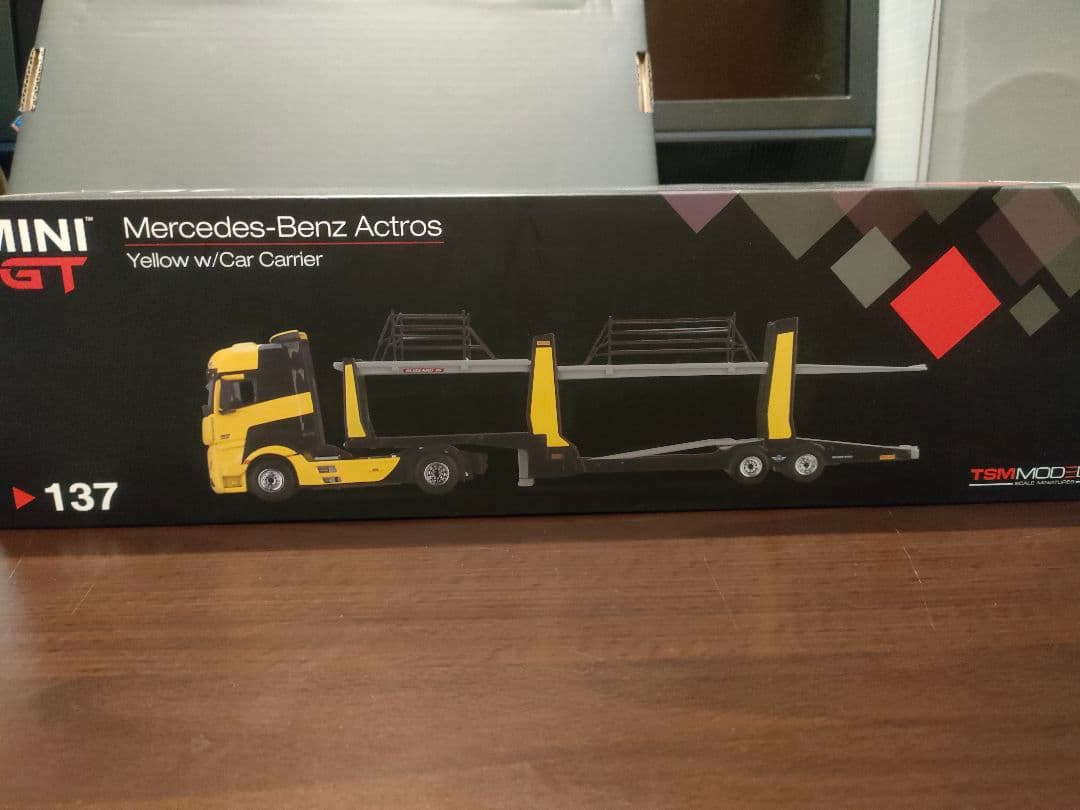 MINIGT Mercedes-Benz アクトロス 黄色 右ハンドル 1/64
