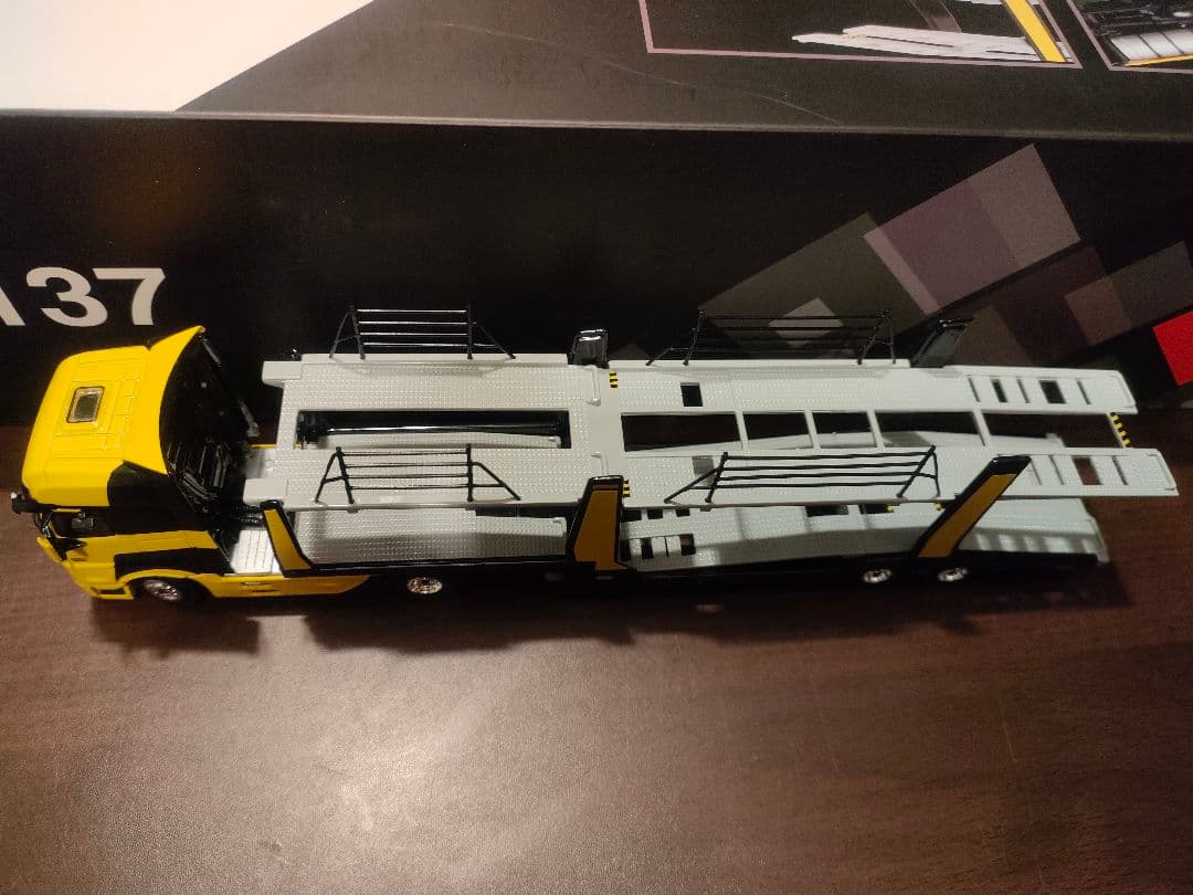 MINIGT Mercedes-Benz アクトロス 黄色 右ハンドル 1/64