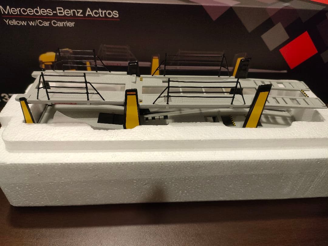 MINIGT Mercedes-Benz アクトロス 黄色 右ハンドル 1/64