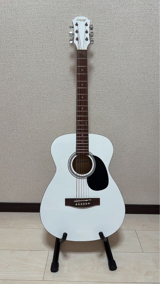ホワイトアコースティックギター