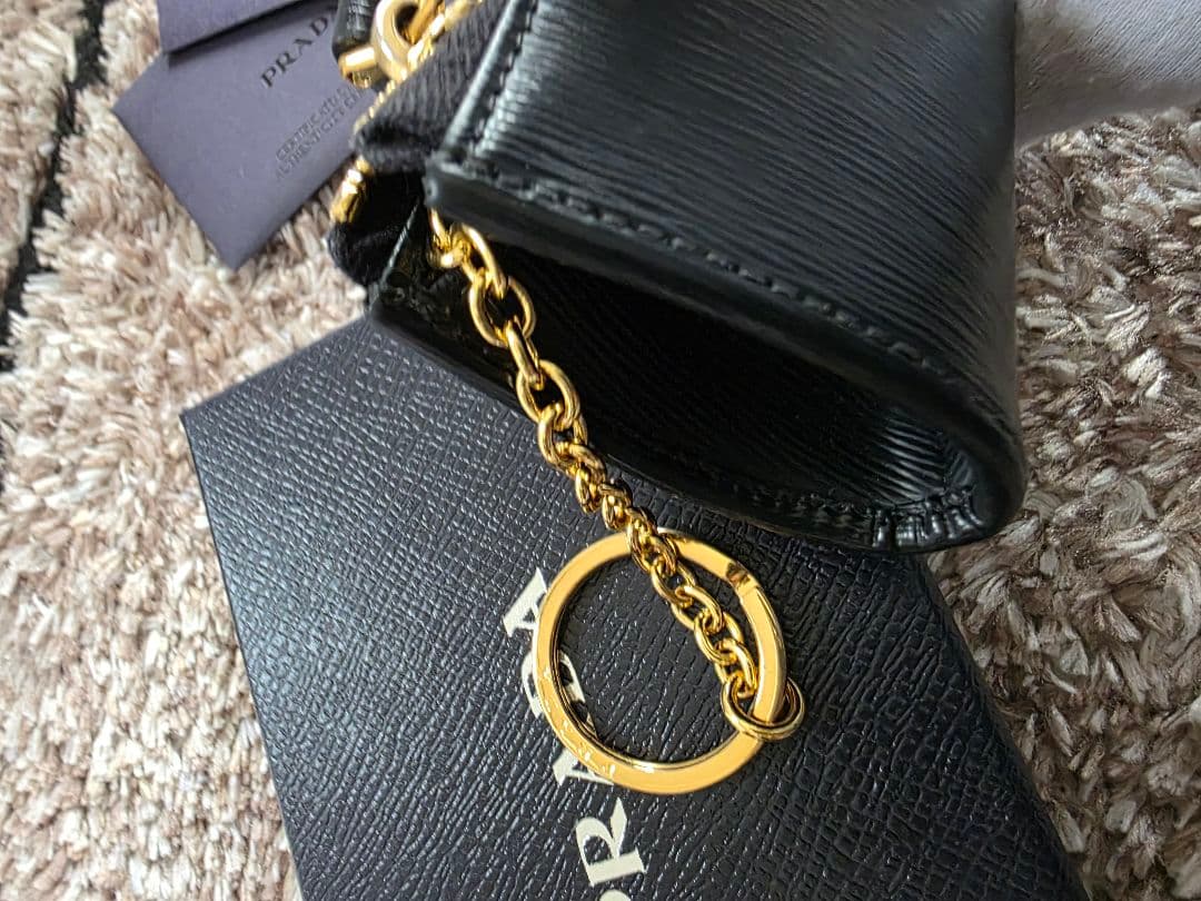 美品プラダ　ヴィッテロムーブ　キーリング　ケースロゴ金具