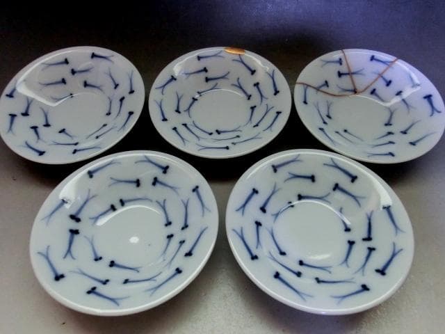小皿■【大明成化年製】メダカ紋染付手塩皿 5客 金継ぎ直有 小魚 時代物 骨董■