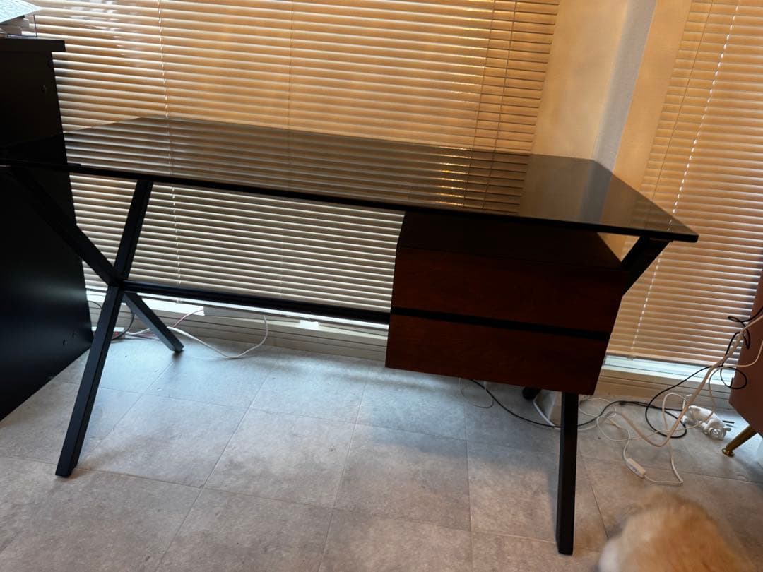 サッジオデスク　ガラスデスク　2025年4月購入