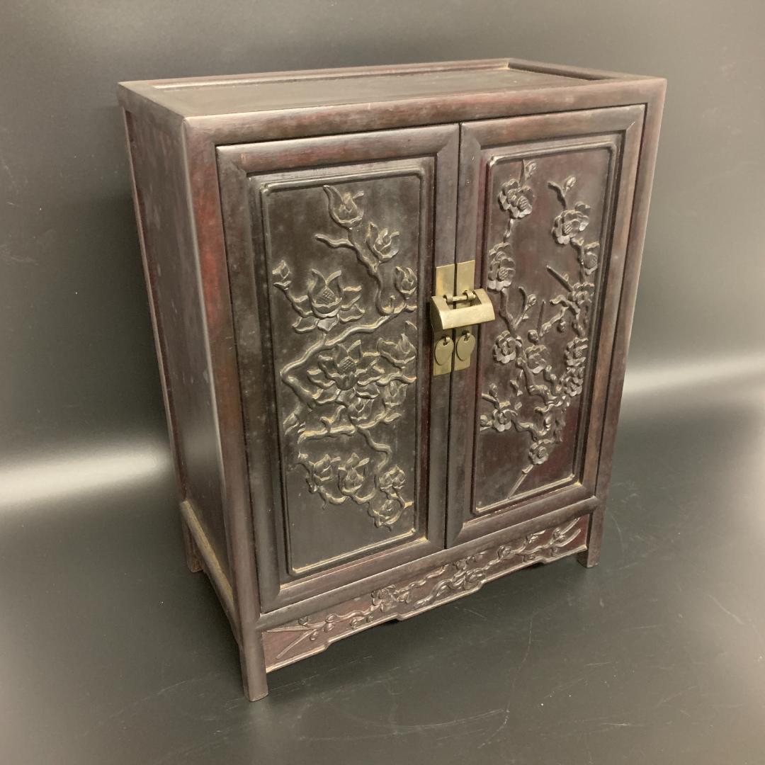 木製装飾キャビネット 扉付き 小引き出し 七抽斗 浮彫 彫刻