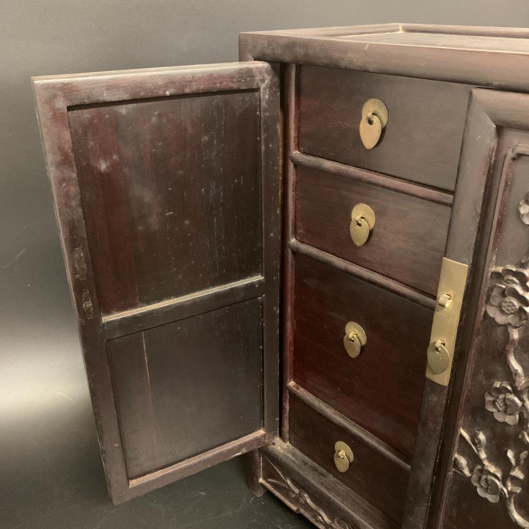 木製装飾キャビネット 扉付き 小引き出し 七抽斗 浮彫 彫刻