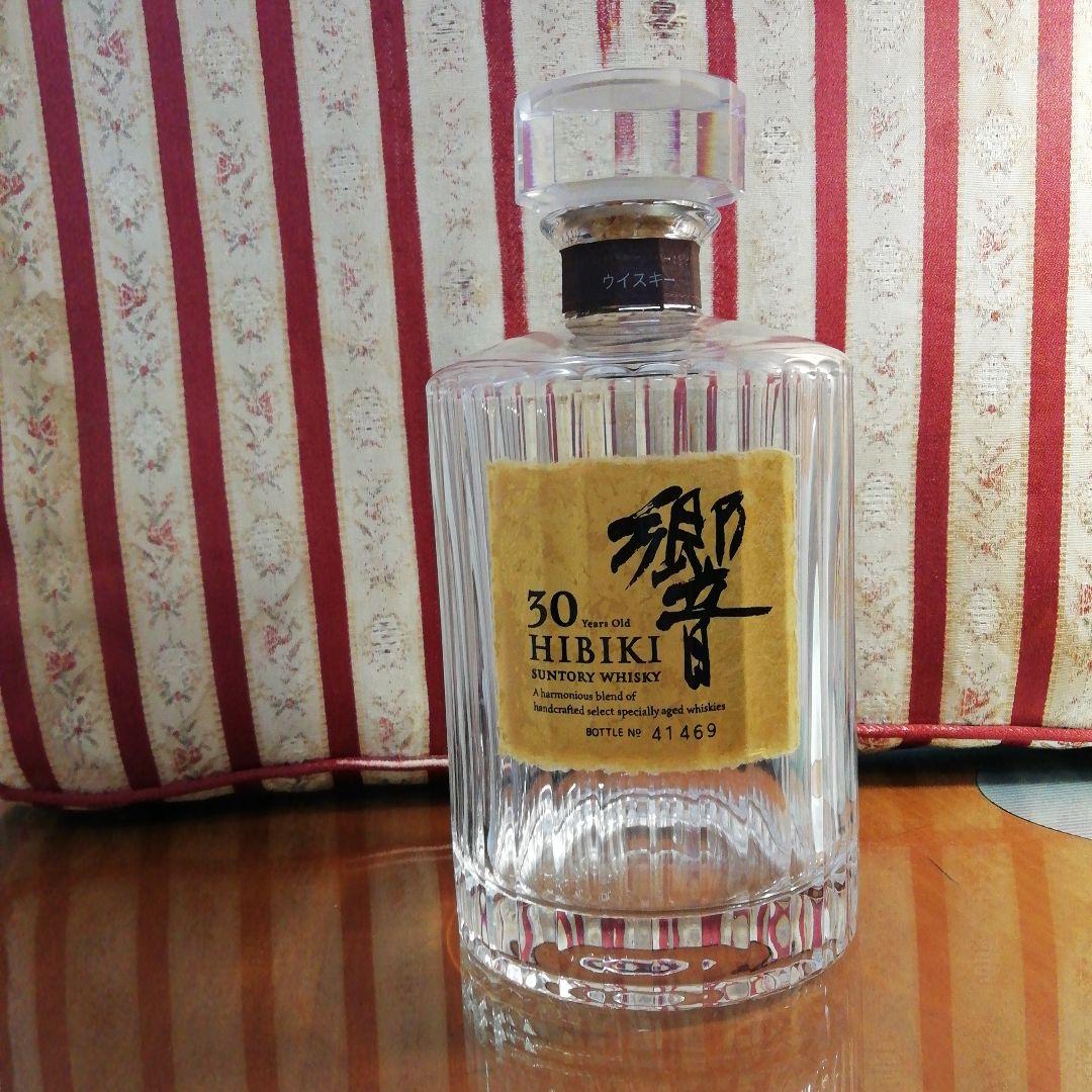 ★「響30年」　重厚なボトルデザイン★