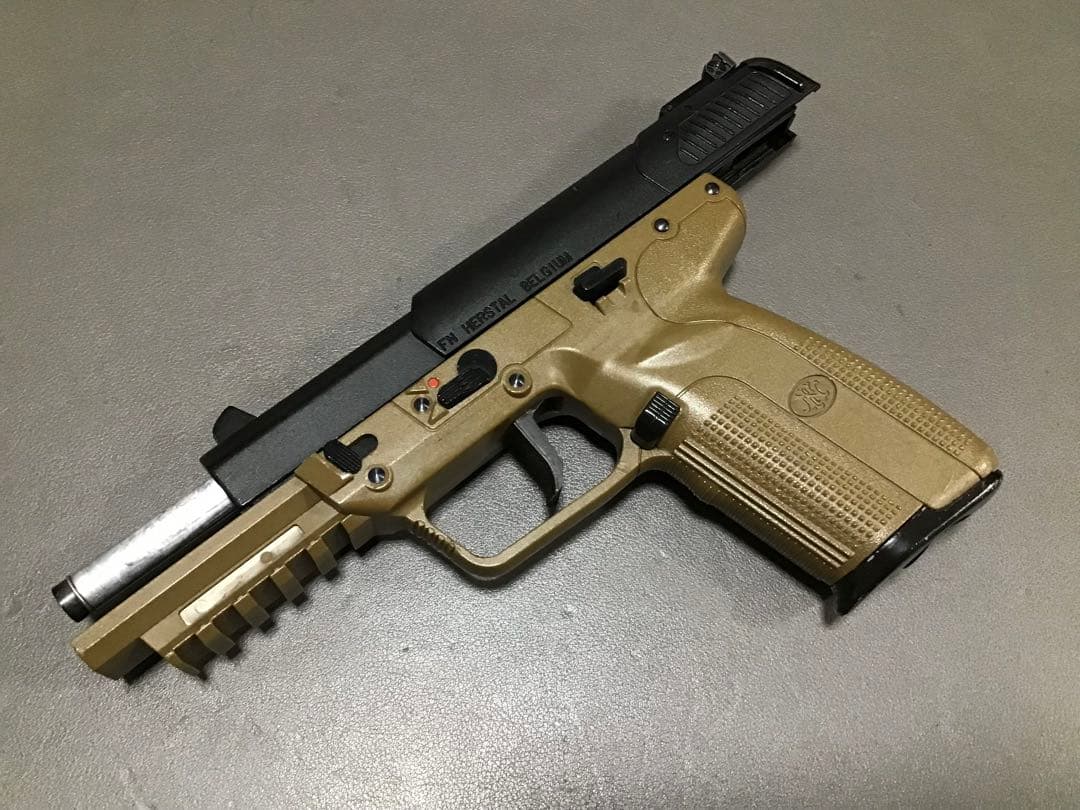 マルシン FN 5-7 FDE CO2ガスガン 予備CO2マガジン付き