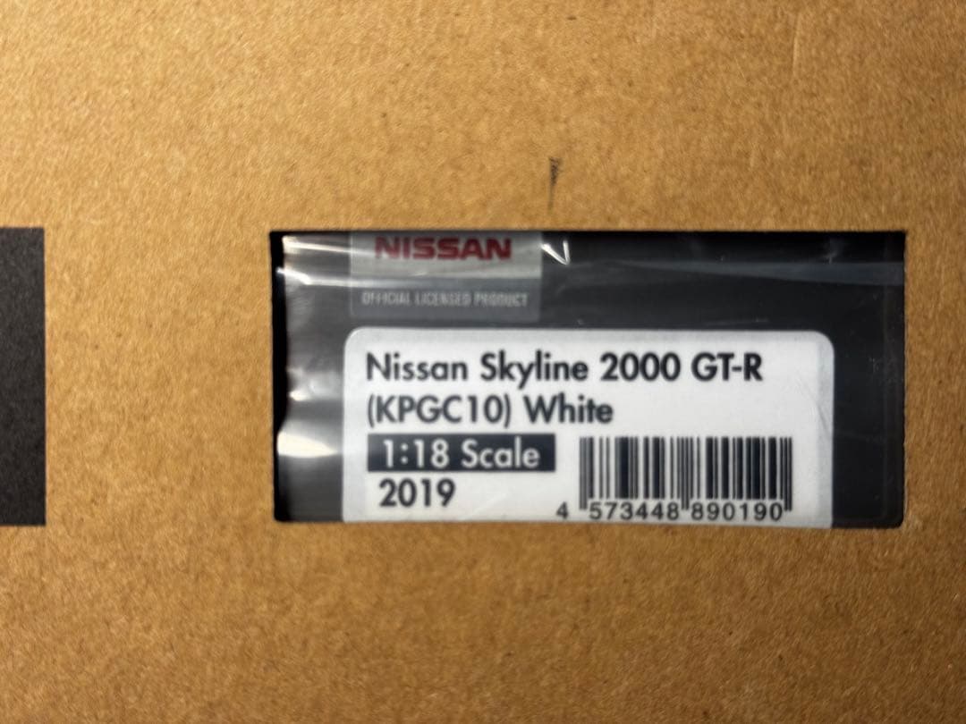 SKYLINE 2000 GT-R (KPGC10 ) ホワイト 1/18
