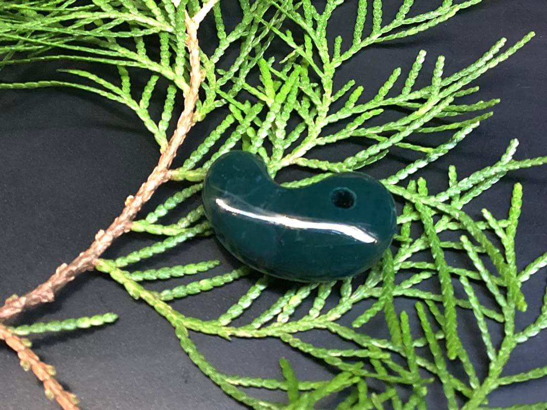 ✳稀な1個‼️濃厚結晶群の出雲石めのう【碧玉】勾玉　外部鑑定機関鑑別書付の安価卸し