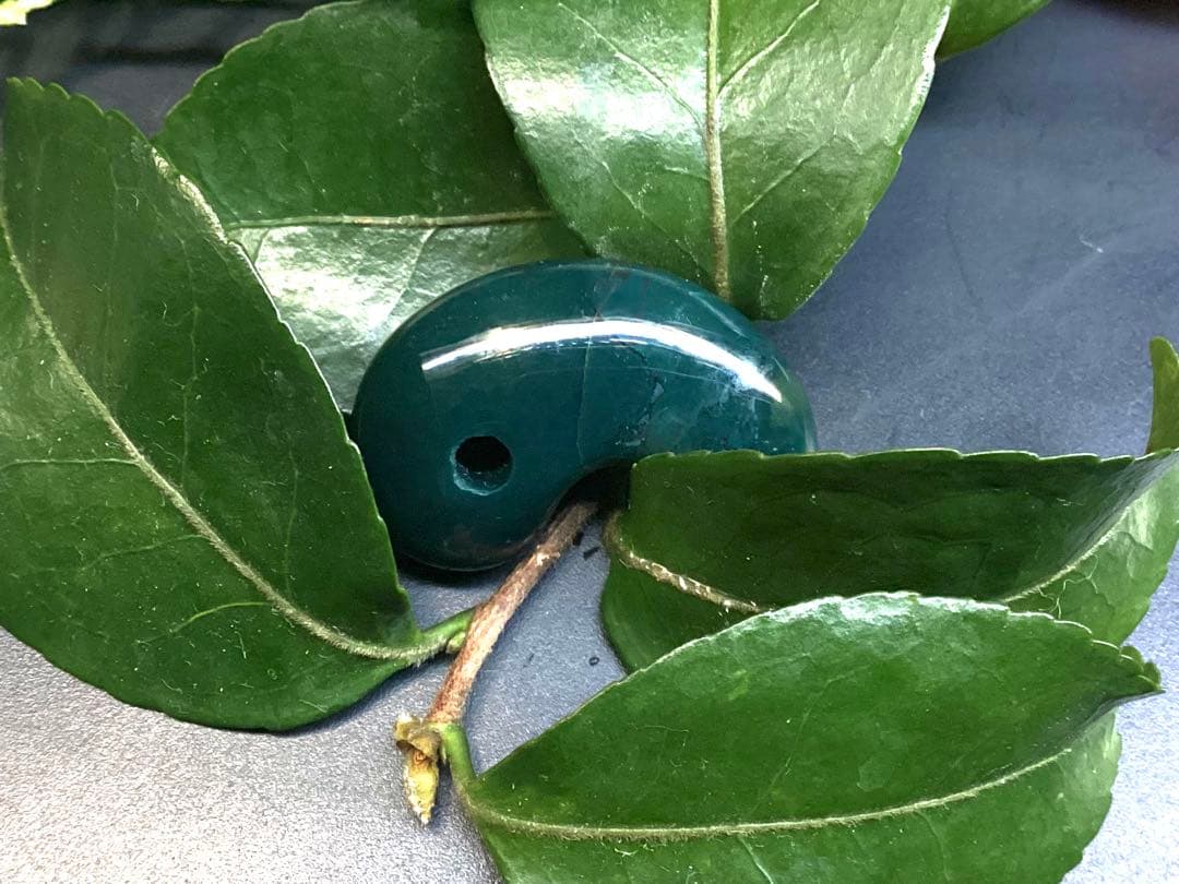 ✳稀な1個‼️濃厚結晶群の出雲石めのう【碧玉】勾玉　外部鑑定機関鑑別書付の安価卸し