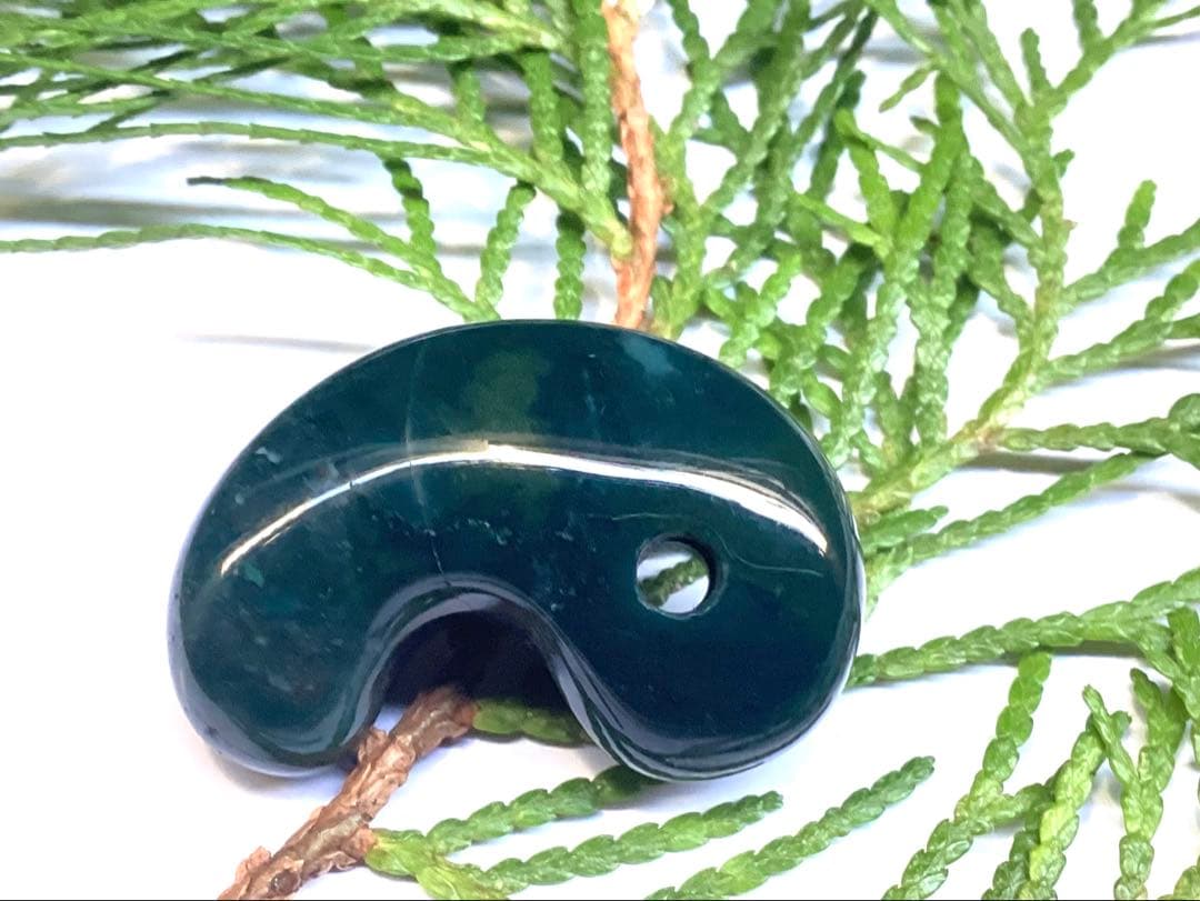 ✳稀な1個‼️濃厚結晶群の出雲石めのう【碧玉】勾玉　外部鑑定機関鑑別書付の安価卸し