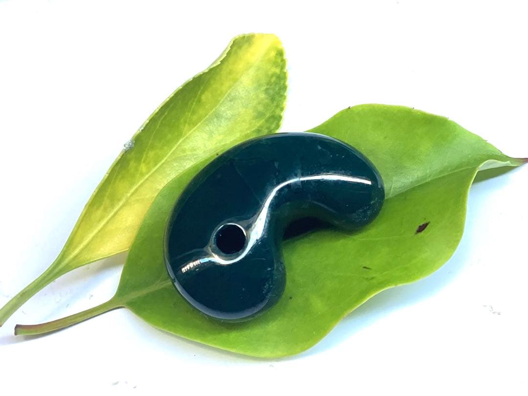 ✳稀な1個‼️濃厚結晶群の出雲石めのう【碧玉】勾玉　外部鑑定機関鑑別書付の安価卸し