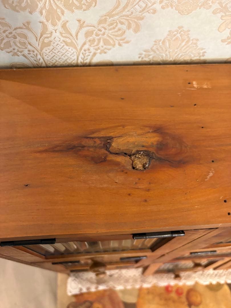 木製　アンティーク風ガラスフタ付きキャビネット